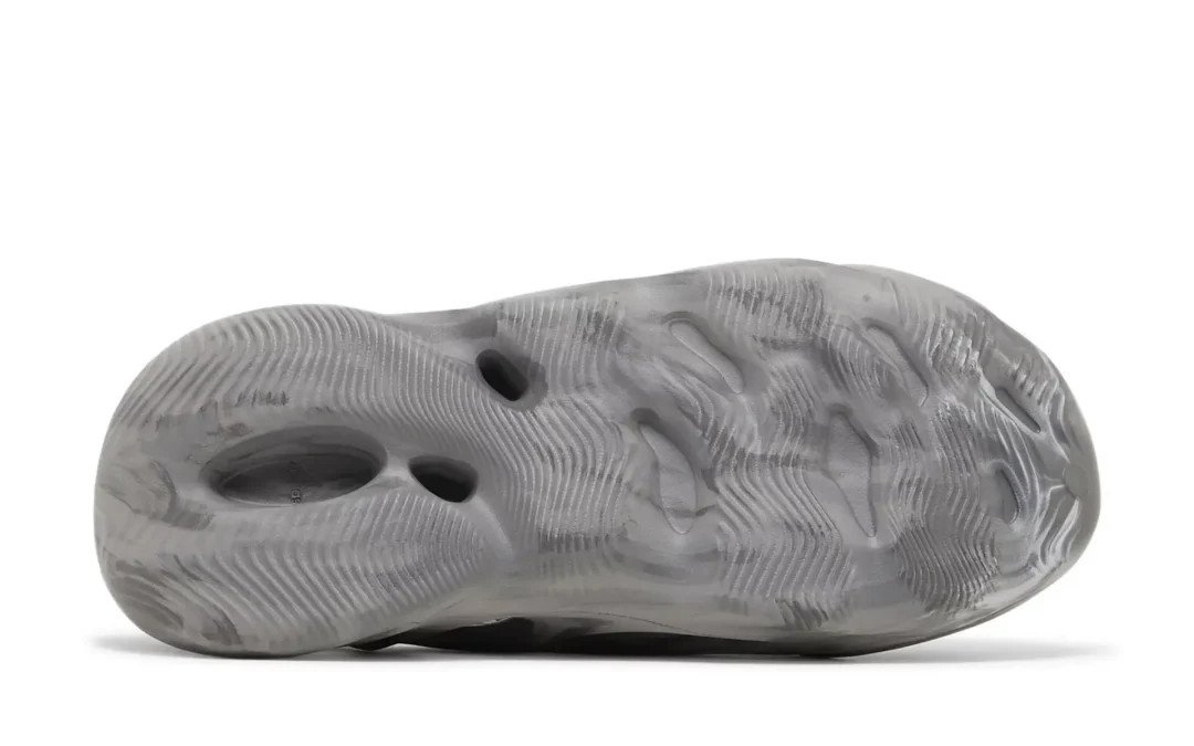【2024年 3/15 発売】adidas Originals YEEZY FOAM RUNNER “MX Granite” (アディダス イージー フォーム) [IE4931]