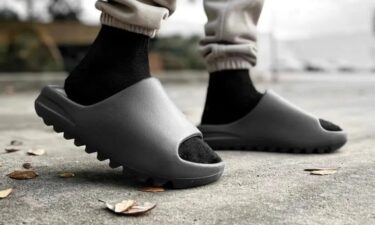 【2024年 3/7 発売】adidas Originals YEEZY SLIDE “Dark Onyx” (アディダス オリジナルス イージー スライド) [ID5103]