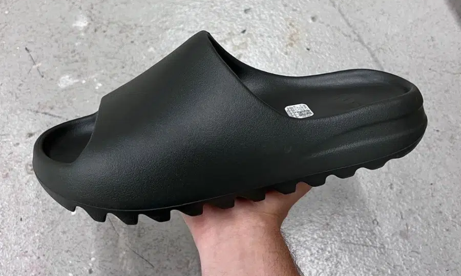 【2024年 3/7 発売】adidas Originals YEEZY SLIDE “Dark Onyx” (アディダス オリジナルス イージー スライド) [ID5103]