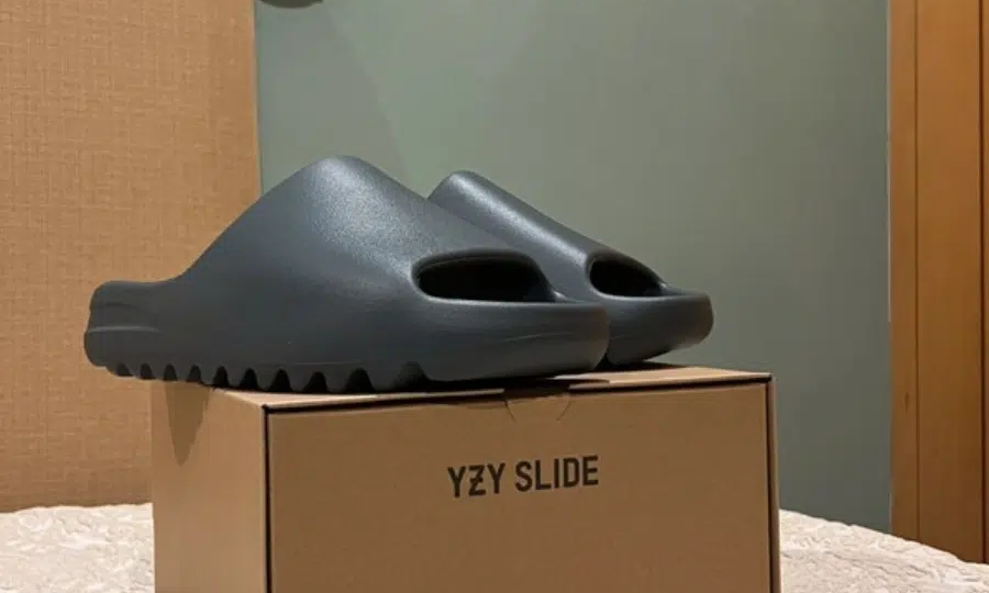 【2024年 3/7 発売】adidas Originals YEEZY SLIDE “Dark Onyx” (アディダス オリジナルス イージー スライド) [ID5103]
