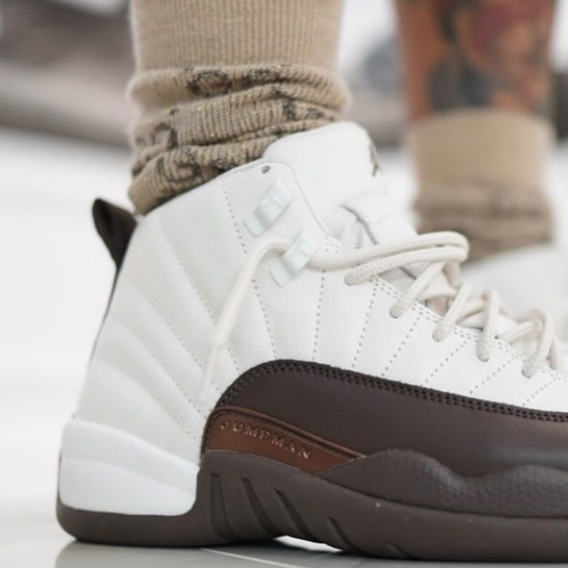【2024年 12/13 発売】SoleFly × NIKE AIR JORDAN 12 RETRO SP “White/Baroque Brown” (ソールフライ ナイキ エア ジョーダン 12 レトロ SP “ホワイト/バロックブラウン”) [FZ5026-100]