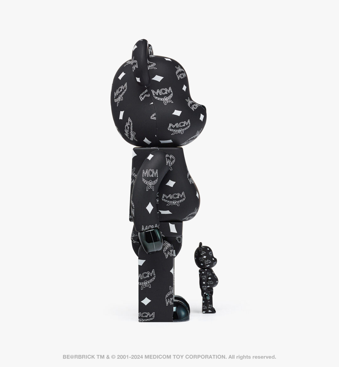 【2024年 3/13 発売】MCM × BE@RBRICK BLACK Ver. 100% & 400% (エムシーエム ベアブリック ブラック)