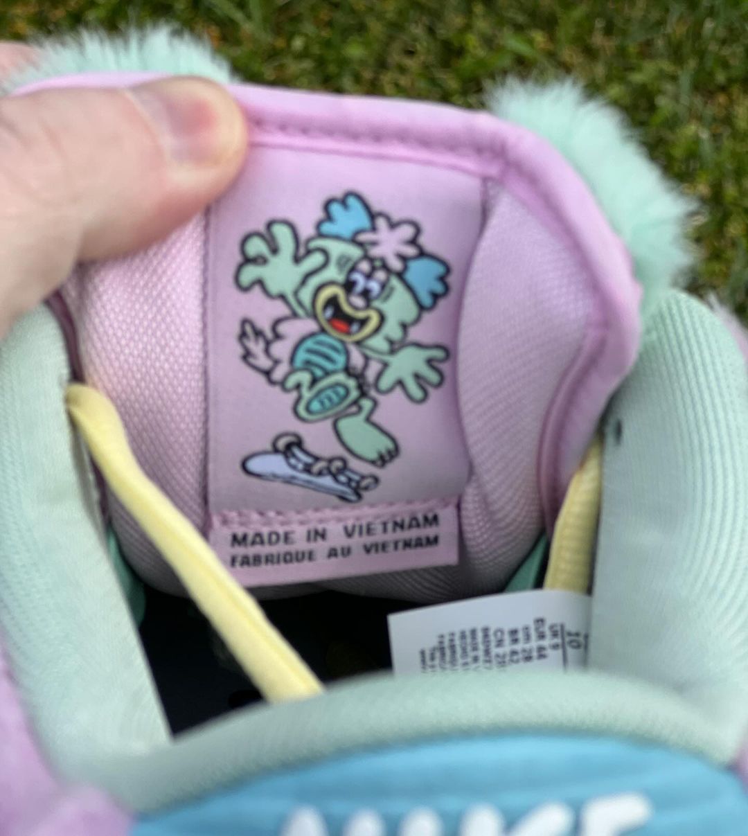 【国内 2024年 9/20 発売】VERDY × NIKE SB DUNK LOW “Visty” (ヴェルディ ナイキ SB ダンク ロー “ヴィスティ”) [FN6040-400]