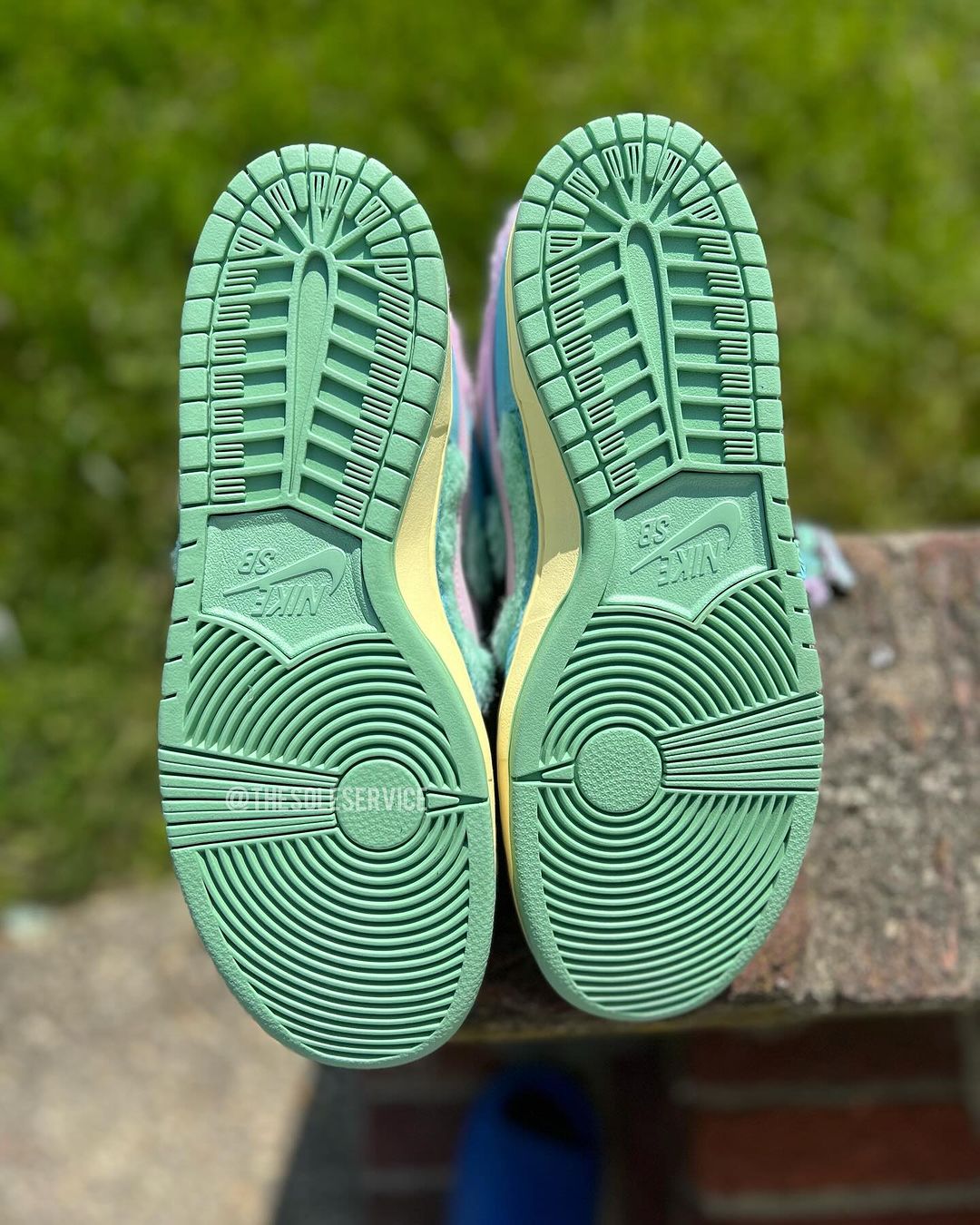 【国内 2024年 9/20 発売】VERDY × NIKE SB DUNK LOW “Visty” (ヴェルディ ナイキ SB ダンク ロー “ヴィスティ”) [FN6040-400]