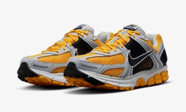 【2024年 5/14 発売】ナイキ ズーム ボメロ 5 “フォトンダスト/ユニバーシティゴールド” (NIKE ZOOM VOMERO 5 “Photon Dust/University Gold”) [FB9149-002]