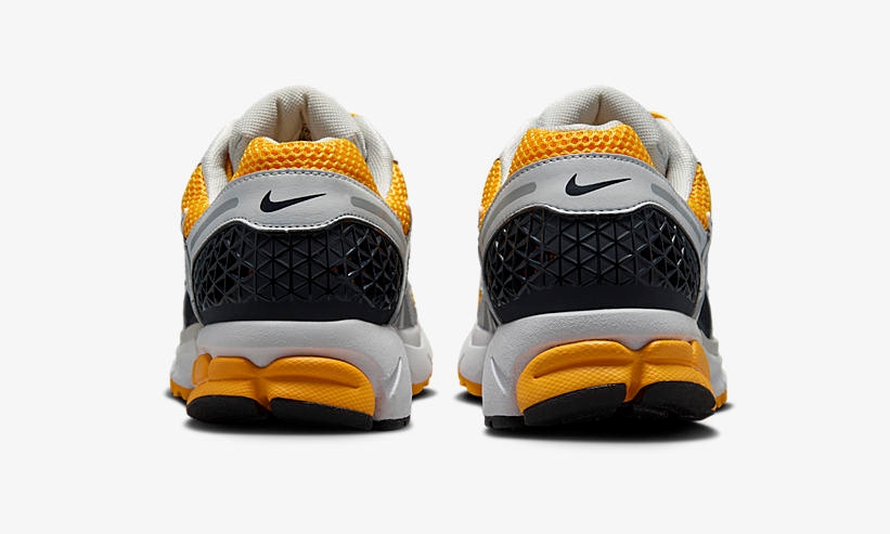 【2024年 発売予定】ナイキ ズーム ボメロ 5 “フォトンダスト/ユニバーシティゴールド” (NIKE ZOOM VOMERO 5 “Photon Dust/University Gold”) [FB9149-002]