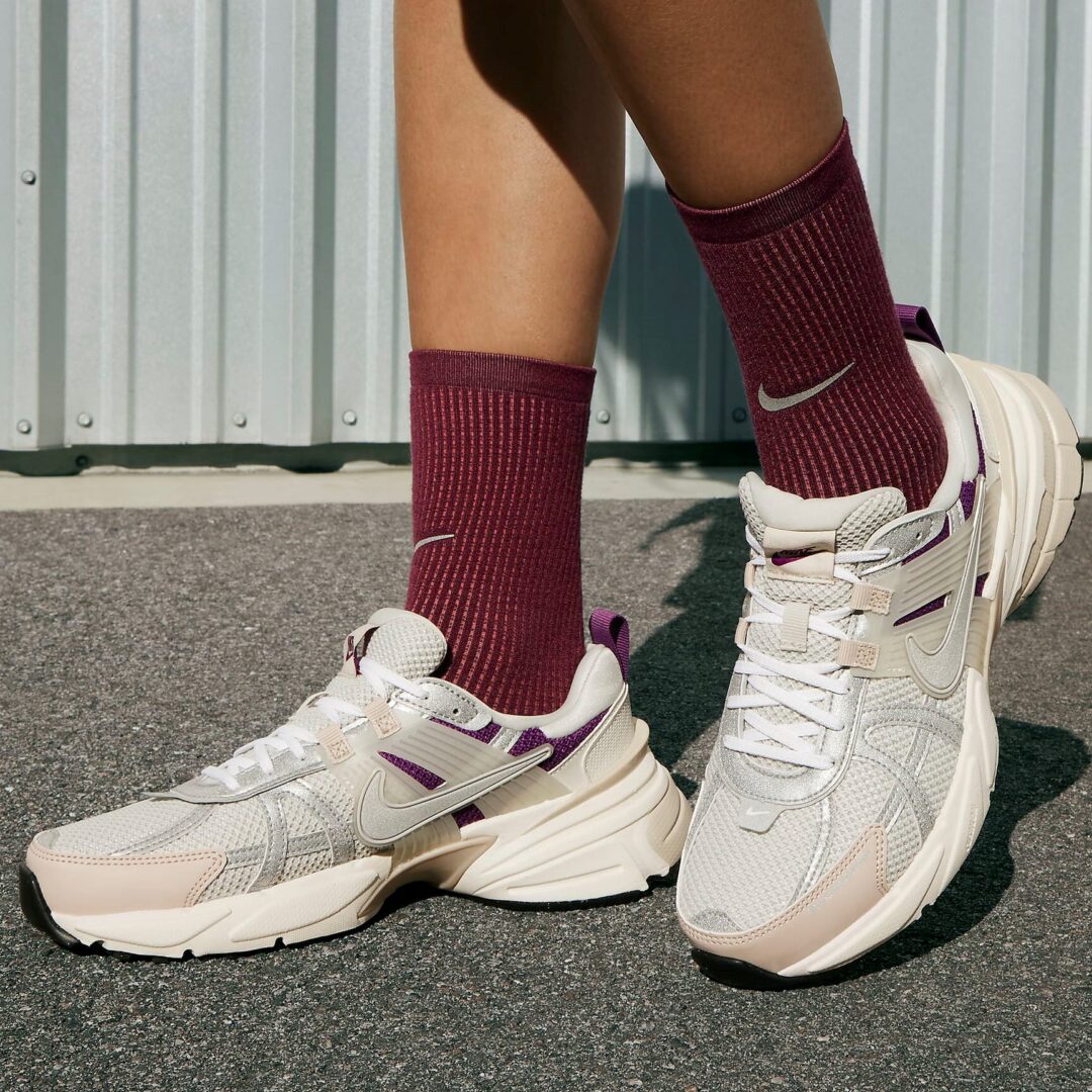 【2024年 4/1 発売予定】NIKE WMNS V2K PREMIUM “Lightborn/Biotech” (ナイキ ウィメンズ ヴィツーケー プレミアム “ライトボーン/サンドドリフト/バイオテック”) [HF4305-072]