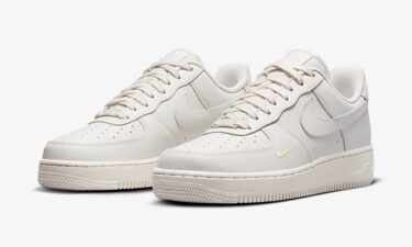 【2024年 5/1 発売】ナイキ エア フォース 1 ロー “ホワイト/イエローミニスウッシュ” (NIKE AIR FORCE 1 LOW “White/Yellow Mini Swoosh”) [HJ3841-030]