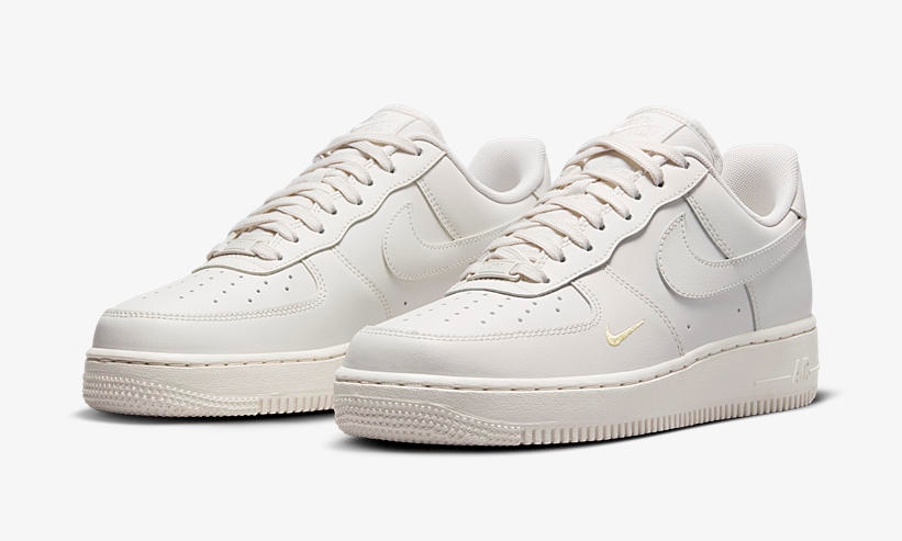 【2024年 発売】ナイキ エア フォース 1 ロー “ホワイト/イエローミニスウッシュ” (NIKE AIR FORCE 1 LOW “White/Yellow Mini Swoosh”) [HJ3841-030]