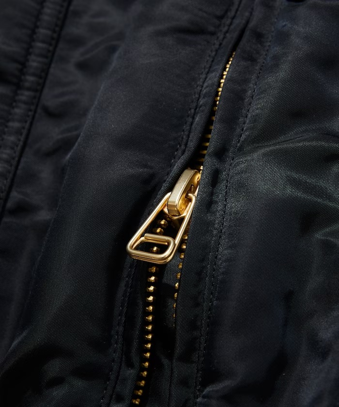 ファッションディレクター 長谷川昭雄氏ディレクション「CAHLUMN/カウラム」から”3M Reflector Patch Magazine Pocket Flight Jacket [CWU-45P]”が発売