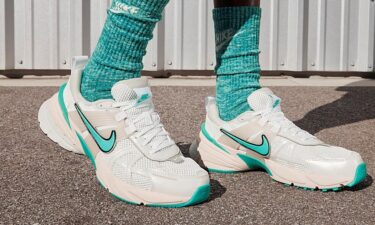 【海外発売】NIKE WMNS V2K RUN “White/Dusty Cactus” (ナイキ ウィメンズ ヴィツーケー “ホワイト/ダスティカクタス”) [FD0736-105]