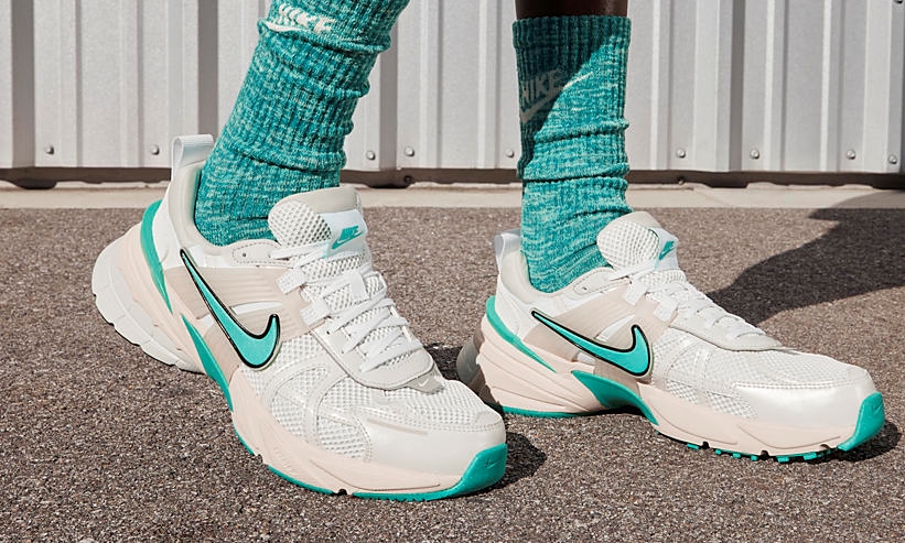 【海外発売】NIKE WMNS V2K RUN “White/Dusty Cactus” (ナイキ ウィメンズ ヴィツーケー “ホワイト/ダスティカクタス”) [FD0736-105]