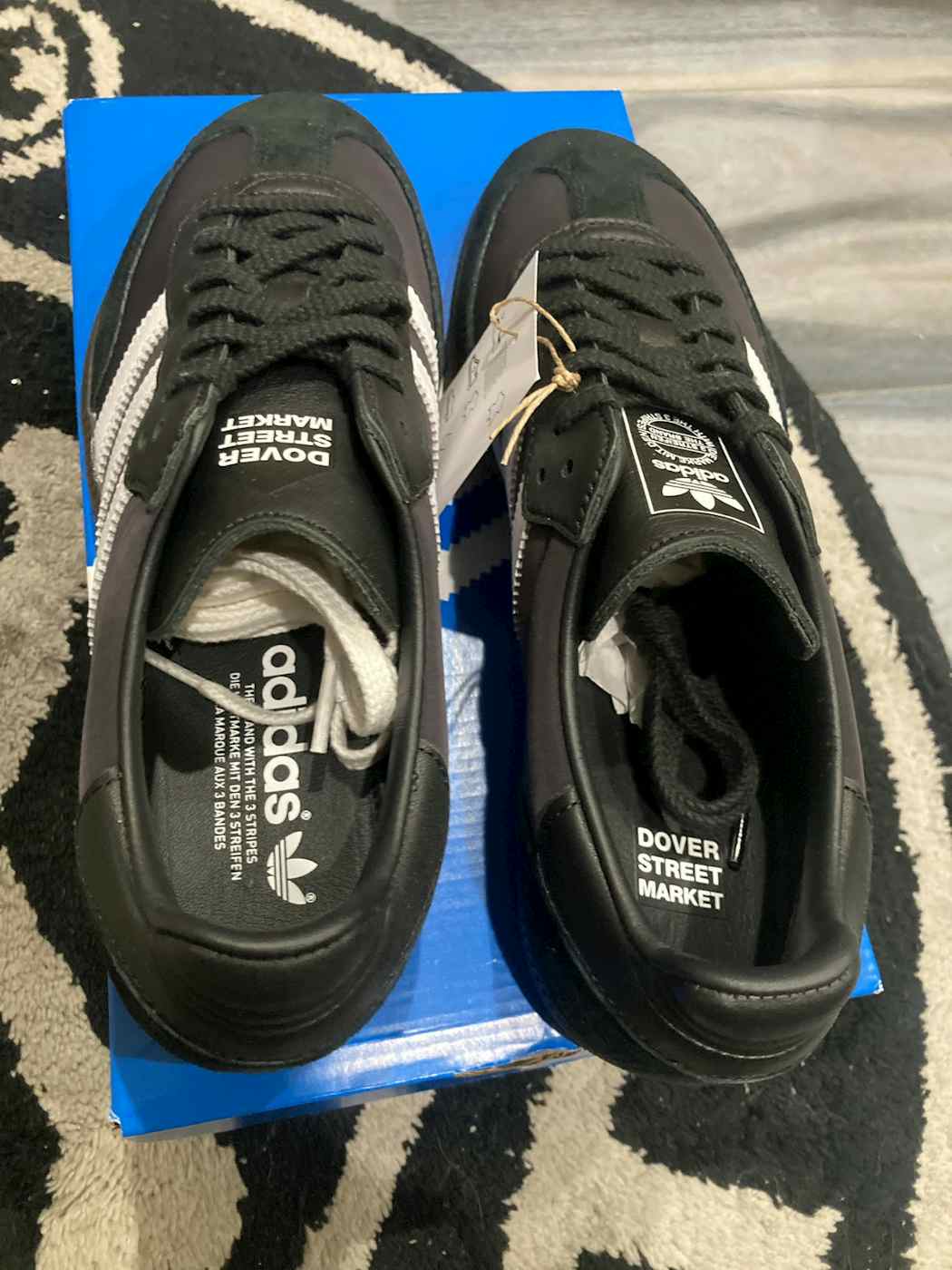 【国内 2024年 5/16 発売】DOVER STREET MARKET × adidas Originals SAMBA “Core Black/Footwear White” (ドーバーストリートマーケット アディダス オリジナルス サンバ “ブラック/ホワイト”) [IH4979]