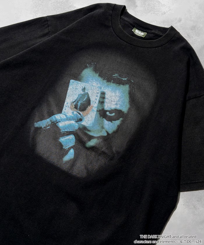 映画「ダークナイト」よりジョーカーが描かれたフロスト加工フィットショートスリーブTシャツが発売 (Dark Night Joker)