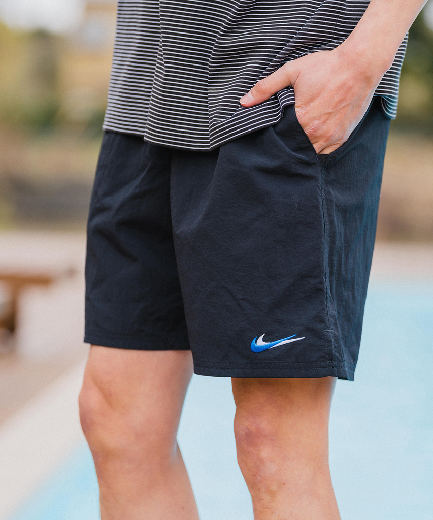 【2024年 4/19 発売】NIKE SWIM ショーツ × EDIFICE 30周年 Swash print boardshorts (水陸着用可能 エディフィス ナイキ スウォッシュ プリント ボードショーツ)