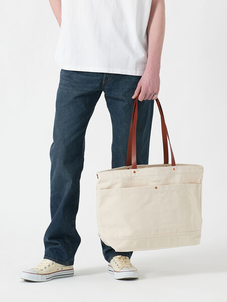 リーバイスから耐久性の高いコットンキャンバスと、レザーストラップを組み合わせトートバックが発売 (Levi’s Canvas Leather Straps Tote Bag)