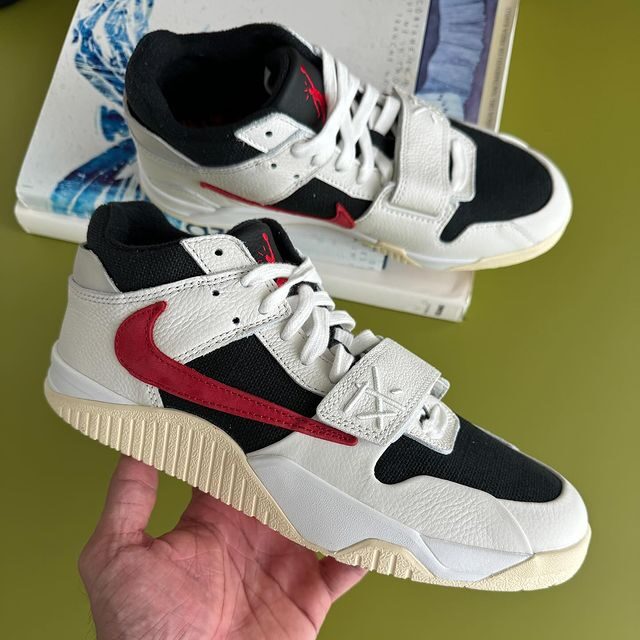 【2024年 4/26 発売】TRAVIS SCOTT NIKE JORDAN JUMPMAN JACK TR “Sail/Black/University Red” (トラビス・スコット × ナイキ ジョーダン ジャンプマンジャック トレーナー “セイル/ユニバーシティレッド”) [DR9317-101]