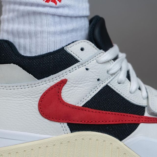 【2024年 4/26 発売】TRAVIS SCOTT NIKE JORDAN JUMPMAN JACK TR “Sail/Black/University Red” (トラビス・スコット × ナイキ ジョーダン ジャンプマンジャック トレーナー “セイル/ユニバーシティレッド”) [DR9317-101]