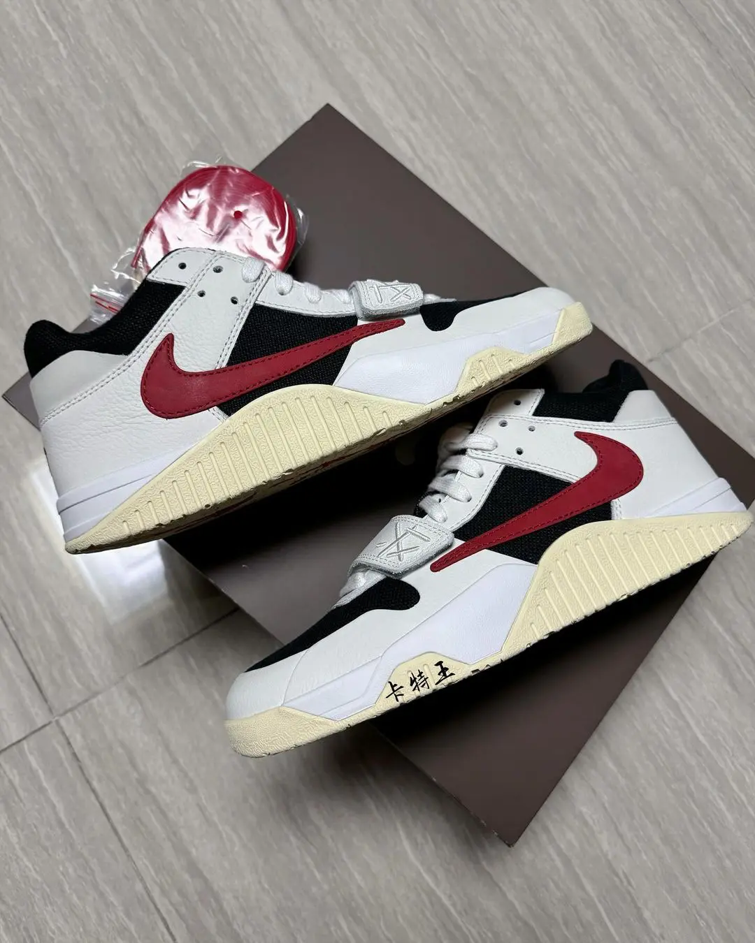 【2024年 4/26 発売】TRAVIS SCOTT NIKE JORDAN JUMPMAN JACK TR “Sail/Black/University Red” (トラビス・スコット × ナイキ ジョーダン ジャンプマンジャック トレーナー “セイル/ユニバーシティレッド”) [DR9317-101]