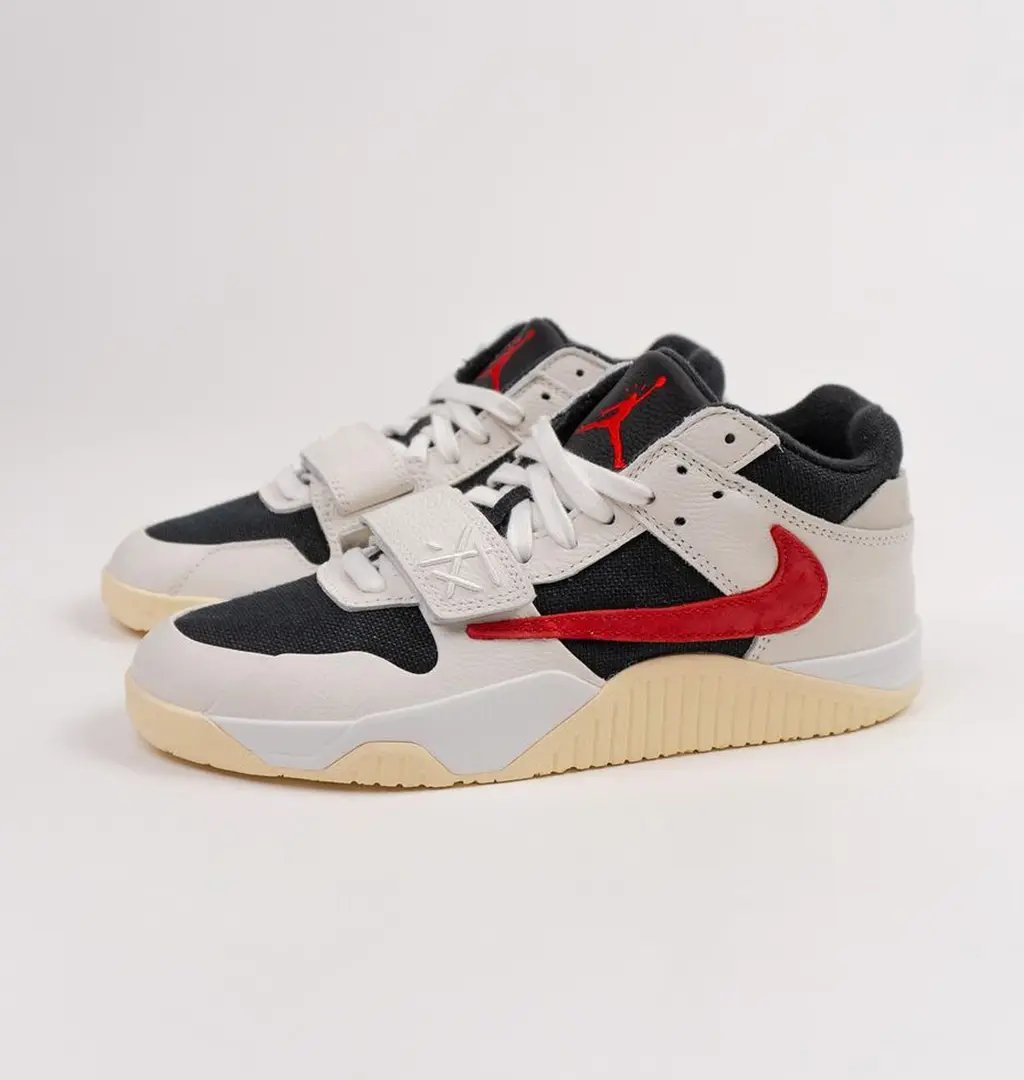 【2024年 5/10 発売】TRAVIS SCOTT NIKE JORDAN JUMPMAN JACK TR “Sail/Black/University Red” (トラビス・スコット × ナイキ ジョーダン ジャンプマンジャック トレーナー “セイル/ユニバーシティレッド”) [DR9317-101]