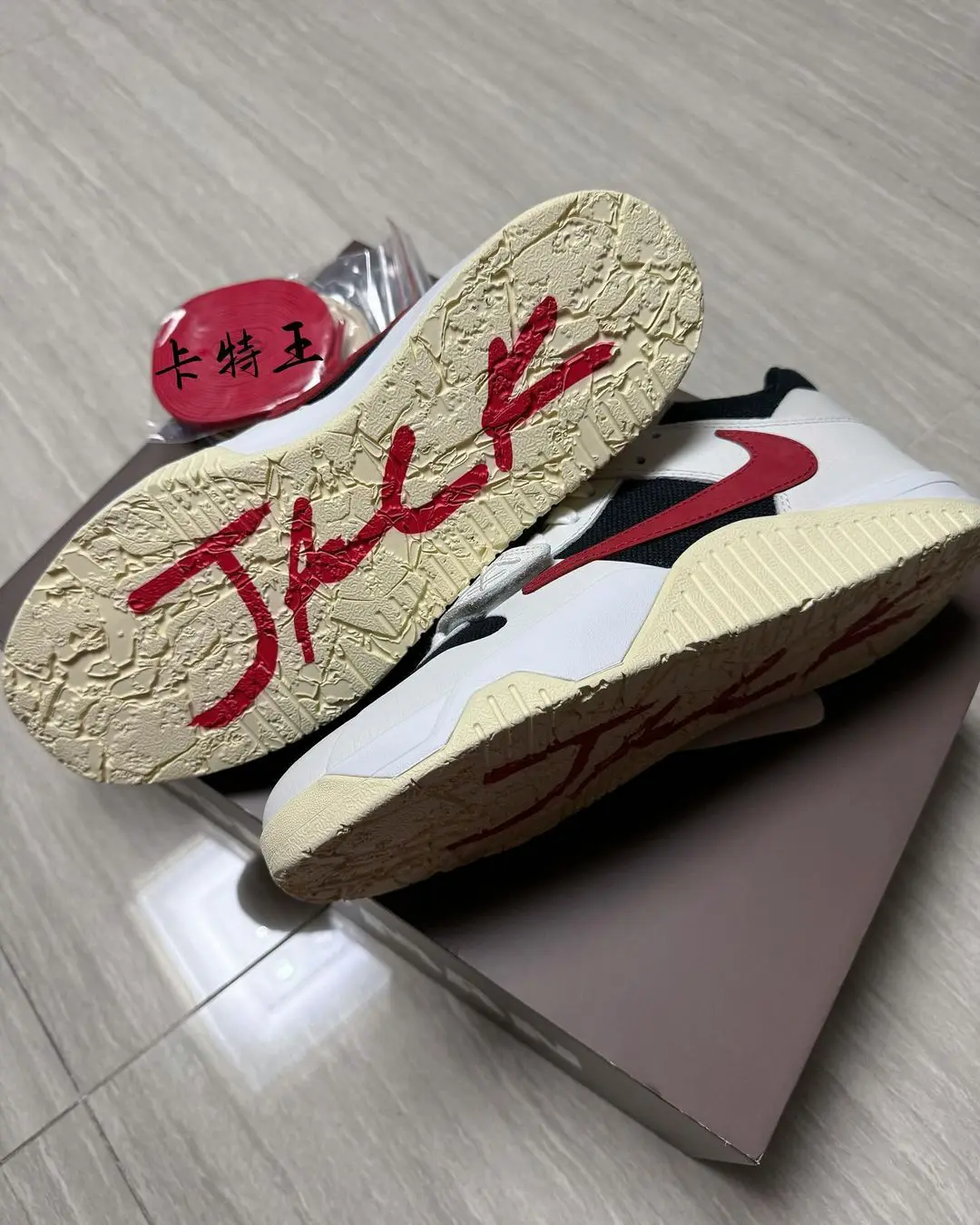 【2024年 4/26 発売】TRAVIS SCOTT NIKE JORDAN JUMPMAN JACK TR “Sail/Black/University Red” (トラビス・スコット × ナイキ ジョーダン ジャンプマンジャック トレーナー “セイル/ユニバーシティレッド”) [DR9317-101]