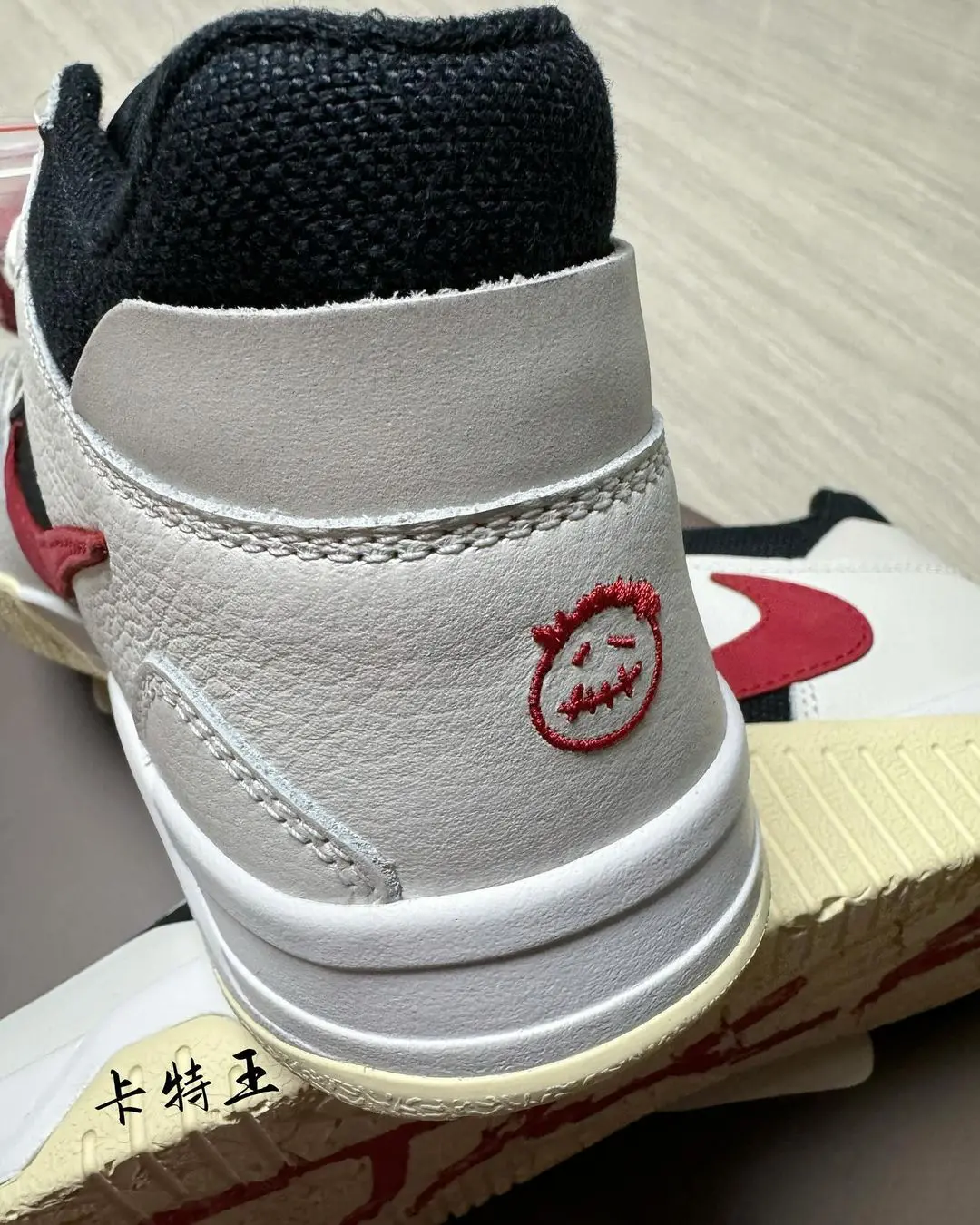 【2024年 4/26 発売】TRAVIS SCOTT NIKE JORDAN JUMPMAN JACK TR “Sail/Black/University Red” (トラビス・スコット × ナイキ ジョーダン ジャンプマンジャック トレーナー “セイル/ユニバーシティレッド”) [DR9317-101]