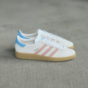 【2024年 5/6 発売】adidas Originals MUNCHEN 24 “Wonder Clay/Semi Blue Burst” (アディダス オリジナルス ミュンヘン “ホワイト/ブルー”) [IG6282]