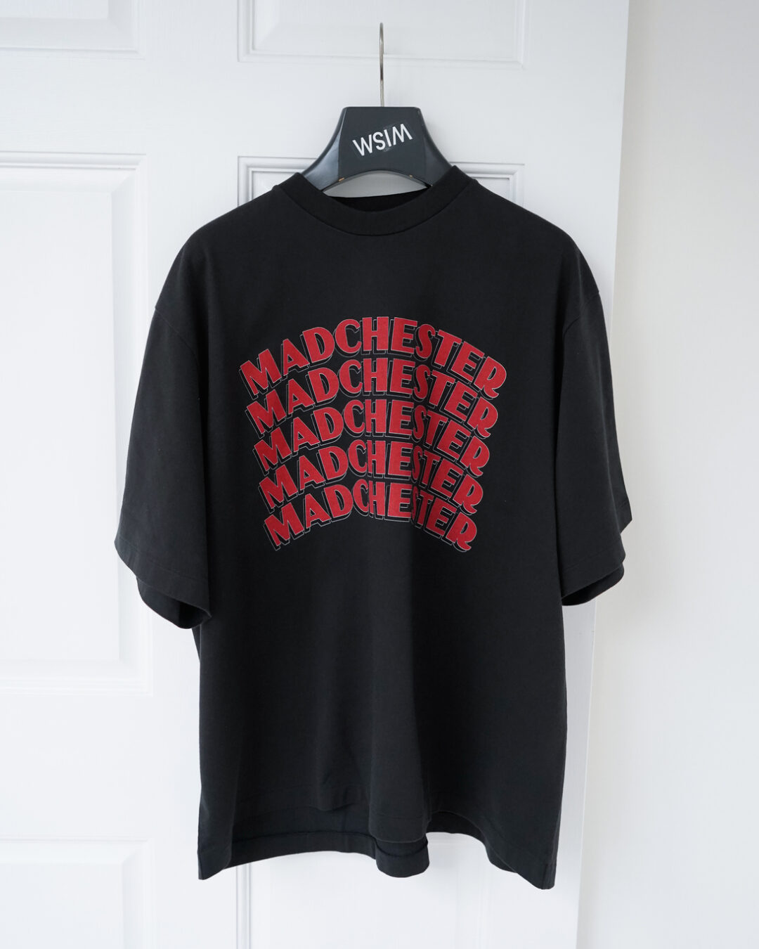 WISM Ex blurhms “MADCHESTER TEE”が2024年 4/13 発売 (ウィズム)