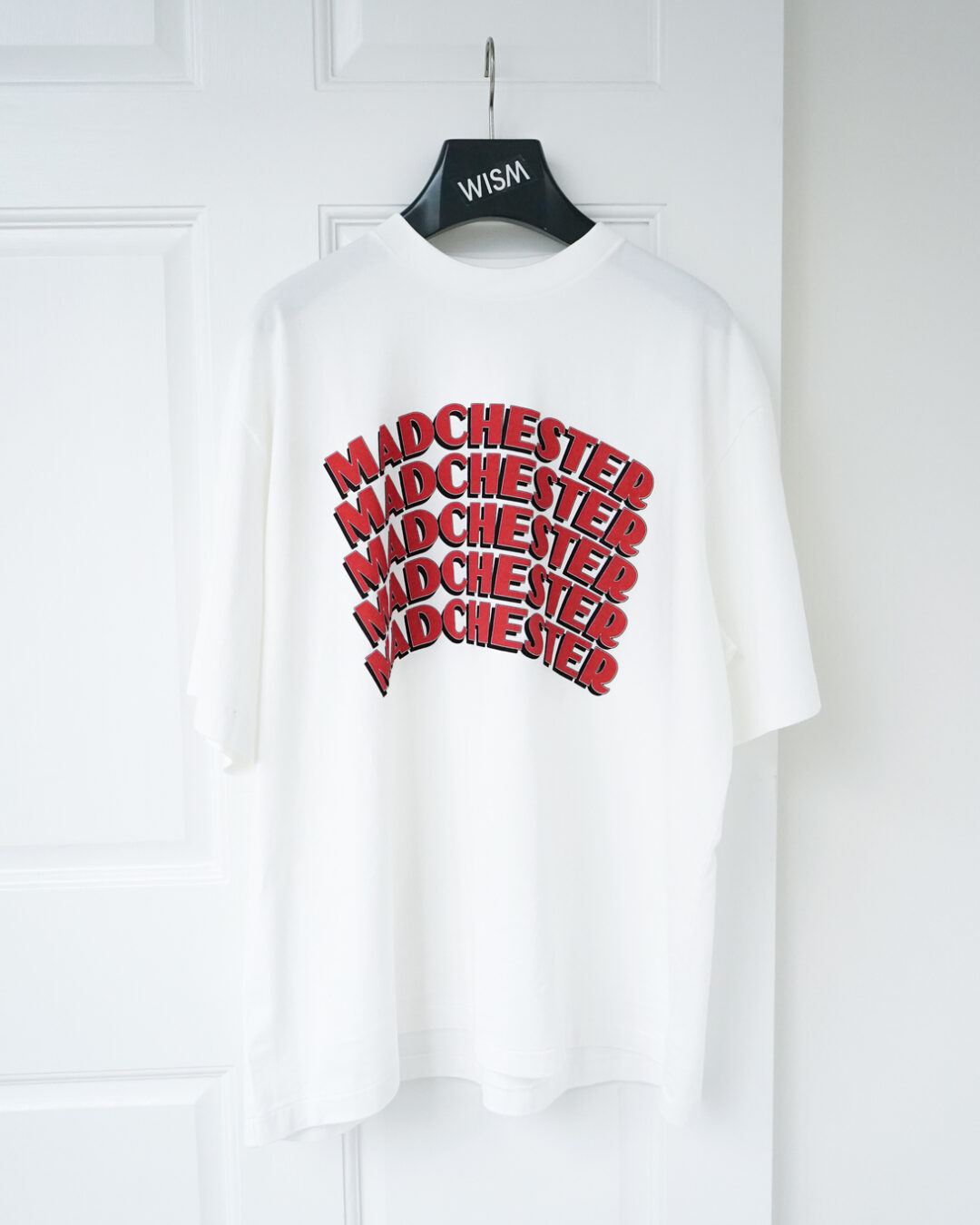 WISM Ex blurhms “MADCHESTER TEE”が2024年 4/13 発売 (ウィズム)