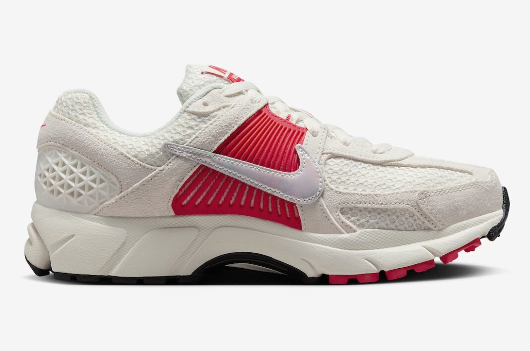 【2024年 発売予定】ナイキ ズーム ボメロ 5 “セイル/サイレンレッド” (NIKE ZOOM VOMERO 5 “Sail/Siren Red”) [HF5072-133]