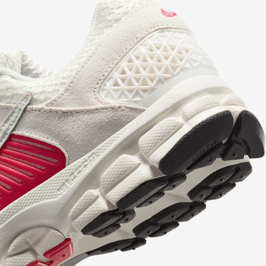 【2024年 発売予定】ナイキ ズーム ボメロ 5 “セイル/サイレンレッド” (NIKE ZOOM VOMERO 5 “Sail/Siren Red”) [HF5072-133]