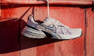 【2024年 5/14 発売】NIKE WMNS V2K RUN “Platinum Violet/Light Bone” (ナイキ ウィメンズ ヴィツーケー “プラチナムバイオレット/ライトボーン”) [FN6703-001]