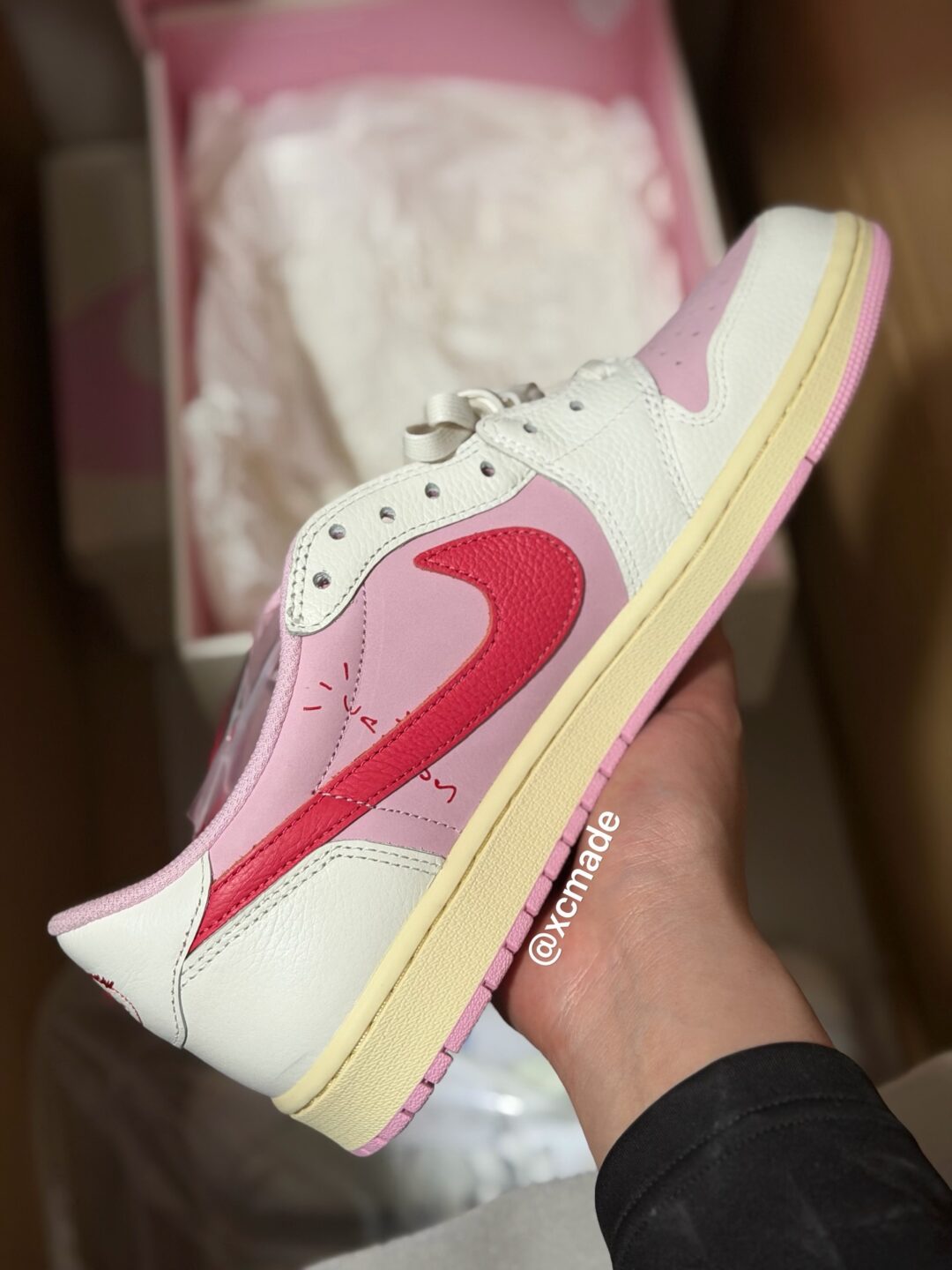 【2026年 5/22 発売予定】Travis Scott × NIKE AIR JORDAN 1 RETRO LOW OG SP “Sail/Shy Pink” (トラヴィス・スコット ナイキ エア ジョーダン 1 ロー “セイル/スカイピンク”) [IQ7604-100/IQ7604-101]