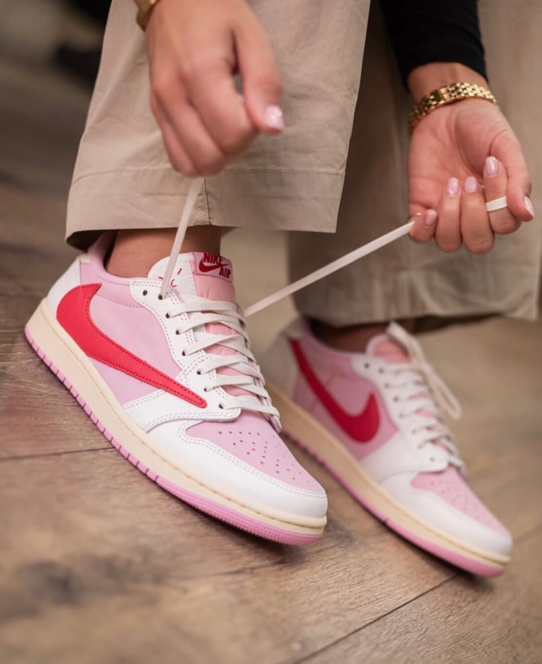 【2026年 5/22 発売予定】Travis Scott × NIKE AIR JORDAN 1 RETRO LOW OG SP “Sail/Shy Pink” (トラヴィス・スコット ナイキ エア ジョーダン 1 ロー “セイル/スカイピンク”) [IQ7604-100/IQ7604-101]