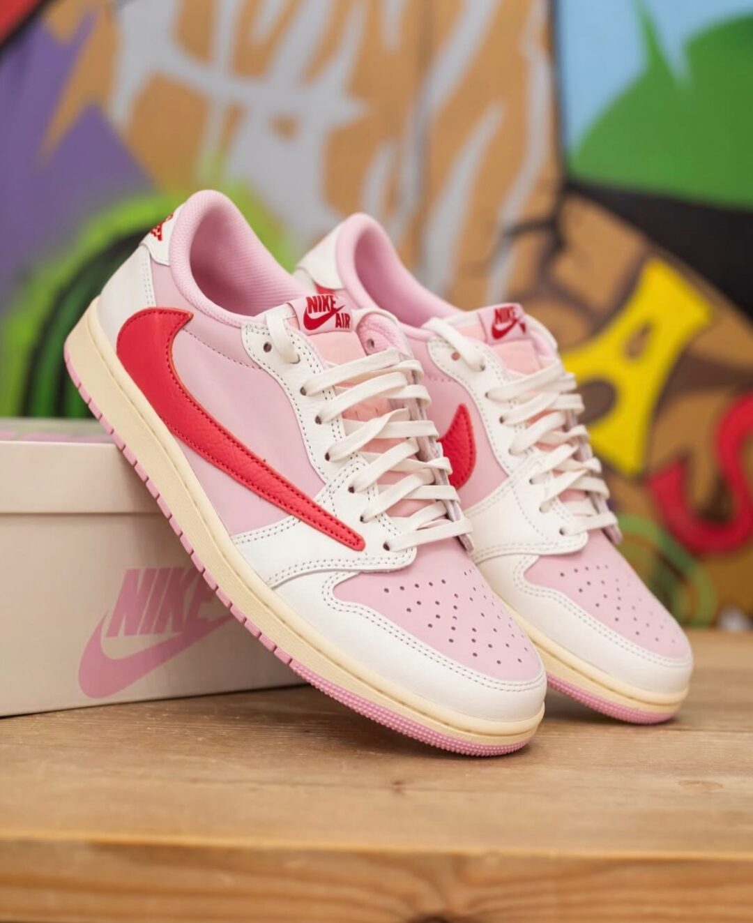 【2026年 5/22 発売予定】Travis Scott × NIKE AIR JORDAN 1 RETRO LOW OG SP “Sail/Shy Pink” (トラヴィス・スコット ナイキ エア ジョーダン 1 ロー “セイル/スカイピンク”) [IQ7604-100/IQ7604-101]