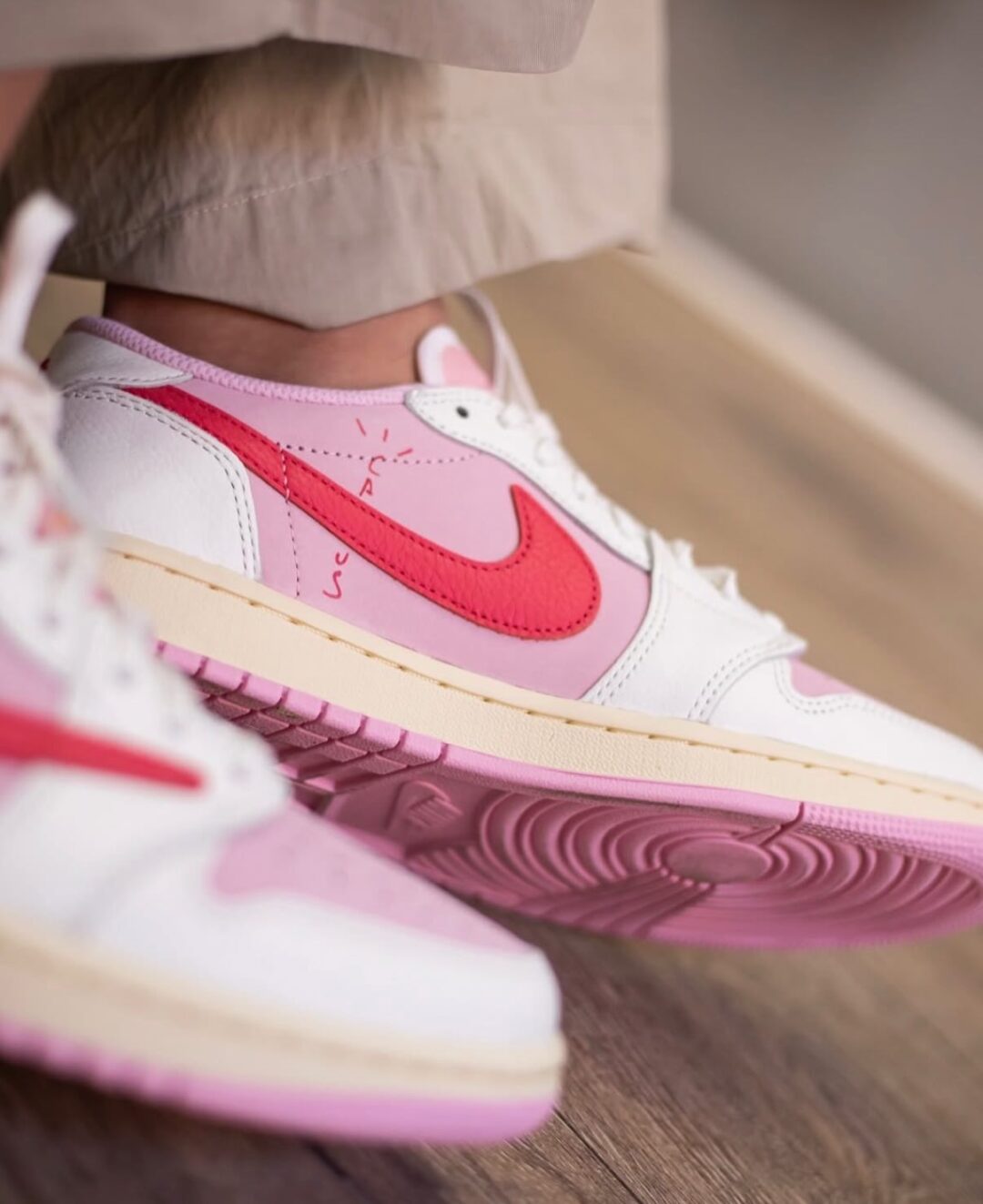 【2026年 5/22 発売予定】Travis Scott × NIKE AIR JORDAN 1 RETRO LOW OG SP “Sail/Shy Pink” (トラヴィス・スコット ナイキ エア ジョーダン 1 ロー “セイル/スカイピンク”) [IQ7604-100/IQ7604-101]