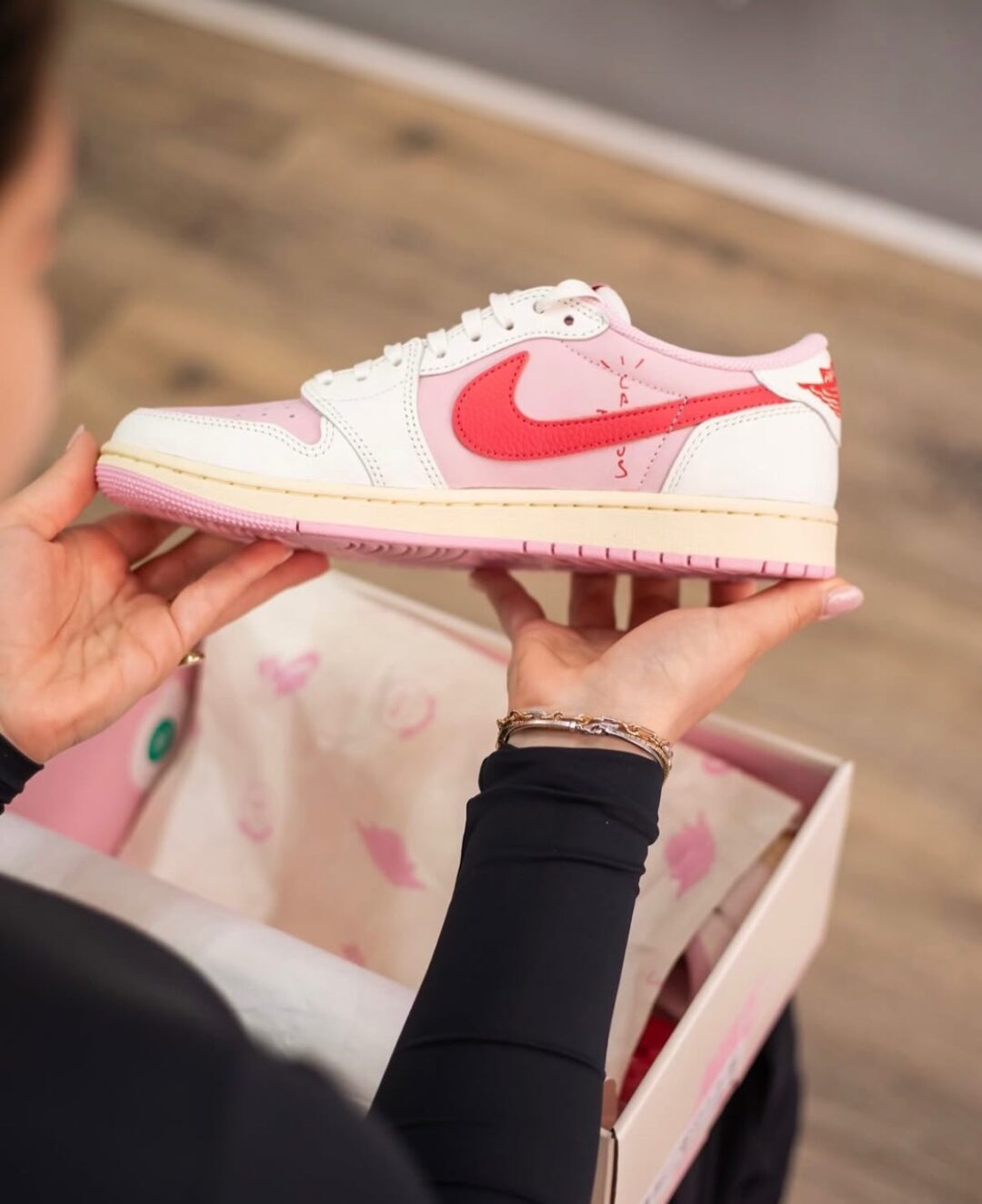 【2026年 5/22 発売予定】Travis Scott × NIKE AIR JORDAN 1 RETRO LOW OG SP “Sail/Shy Pink” (トラヴィス・スコット ナイキ エア ジョーダン 1 ロー “セイル/スカイピンク”) [IQ7604-100/IQ7604-101]