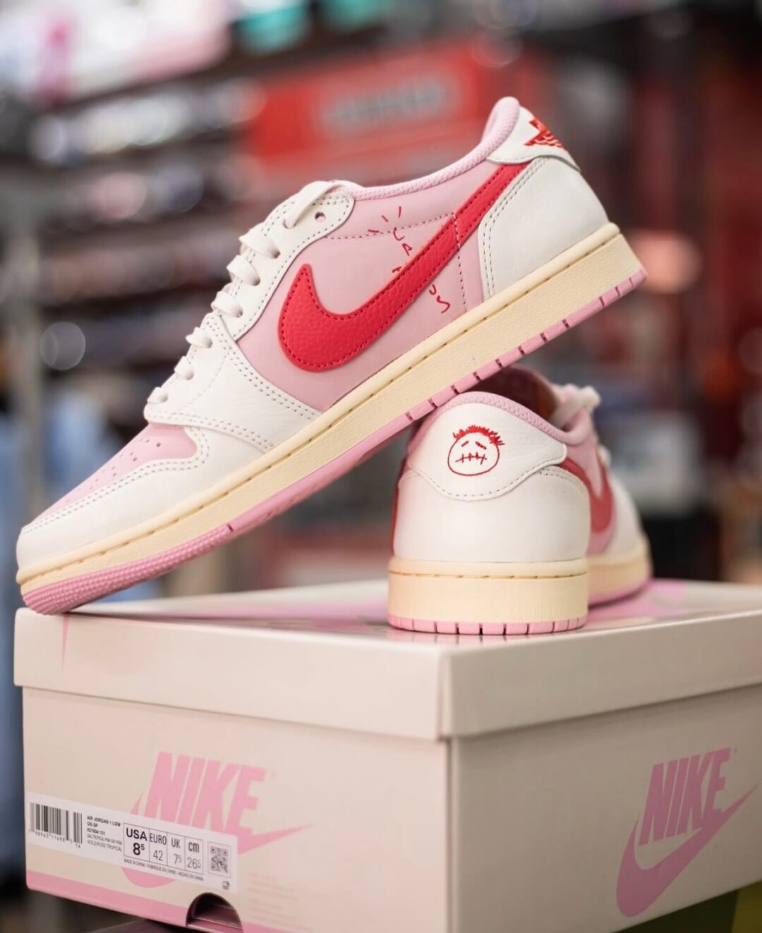 【2026年 5/22 発売予定】Travis Scott × NIKE AIR JORDAN 1 RETRO LOW OG SP “Sail/Shy Pink” (トラヴィス・スコット ナイキ エア ジョーダン 1 ロー “セイル/スカイピンク”) [IQ7604-100/IQ7604-101]