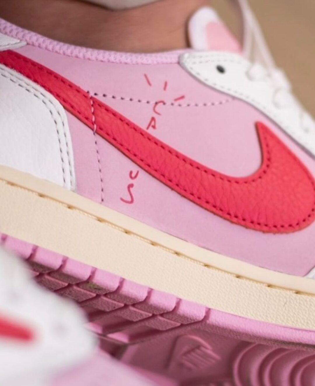 【2026年 5/22 発売予定】Travis Scott × NIKE AIR JORDAN 1 RETRO LOW OG SP “Sail/Shy Pink” (トラヴィス・スコット ナイキ エア ジョーダン 1 ロー “セイル/スカイピンク”) [IQ7604-100/IQ7604-101]