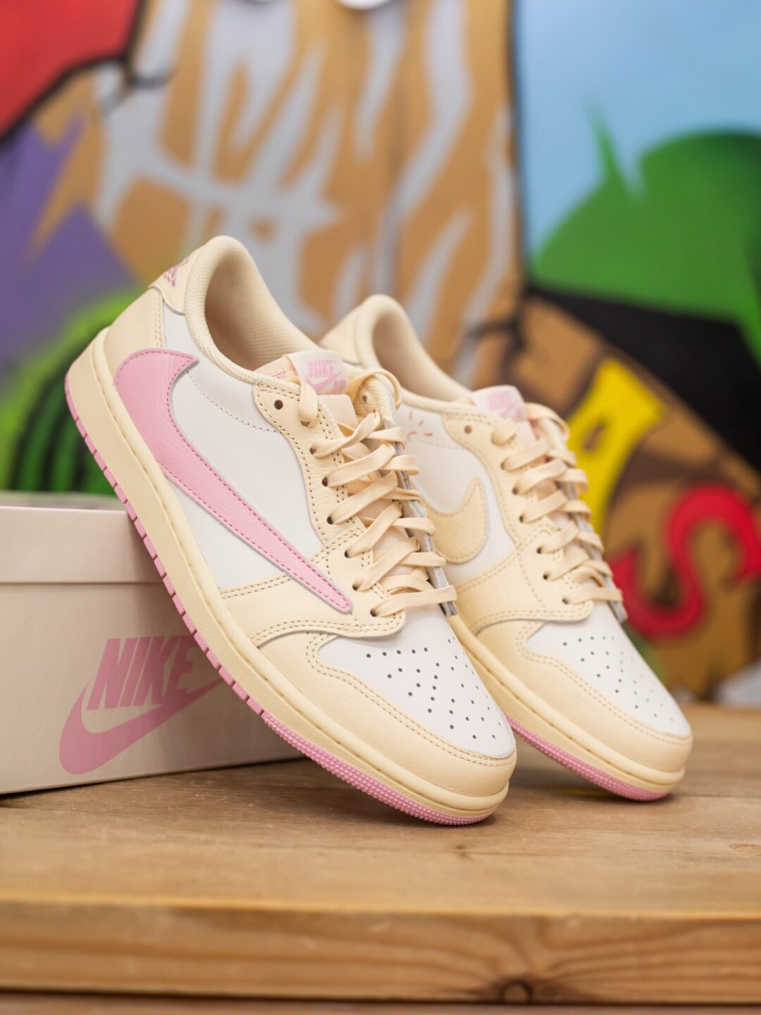 【2026年 5/29 発売予定】Travis Scott × NIKE AIR JORDAN 1 RETRO LOW OG SP “Sail/Shy Pink” (トラヴィス・スコット ナイキ エア ジョーダン 1 ロー “セイル/スカイピンク”) [IQ7604-100/IQ7604-101]