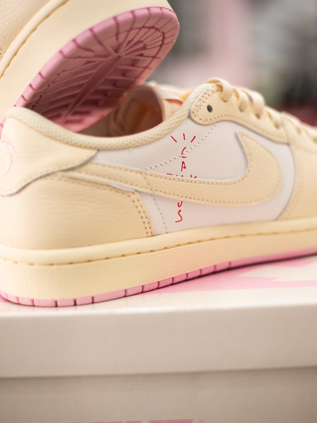 【2026年 5/29 発売予定】Travis Scott × NIKE AIR JORDAN 1 RETRO LOW OG SP “Sail/Shy Pink” (トラヴィス・スコット ナイキ エア ジョーダン 1 ロー “セイル/スカイピンク”) [IQ7604-100/IQ7604-101]