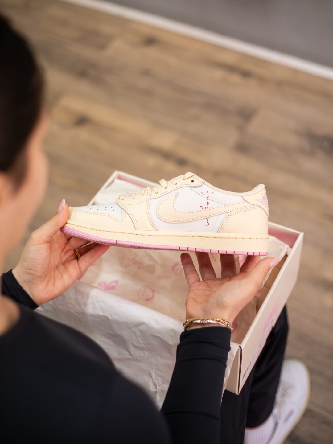 【2026年 5/29 発売予定】Travis Scott × NIKE AIR JORDAN 1 RETRO LOW OG SP “Sail/Shy Pink” (トラヴィス・スコット ナイキ エア ジョーダン 1 ロー “セイル/スカイピンク”) [IQ7604-100/IQ7604-101]