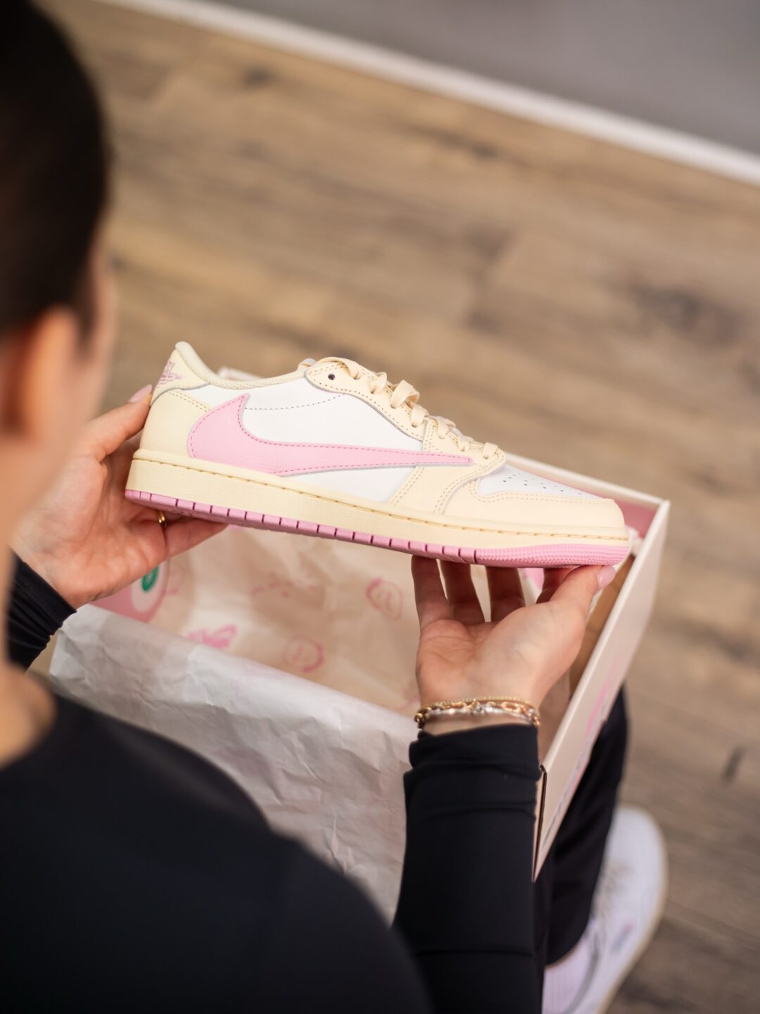 【2026年 5/29 発売予定】Travis Scott × NIKE AIR JORDAN 1 RETRO LOW OG SP “Sail/Shy Pink” (トラヴィス・スコット ナイキ エア ジョーダン 1 ロー “セイル/スカイピンク”) [IQ7604-100/IQ7604-101]