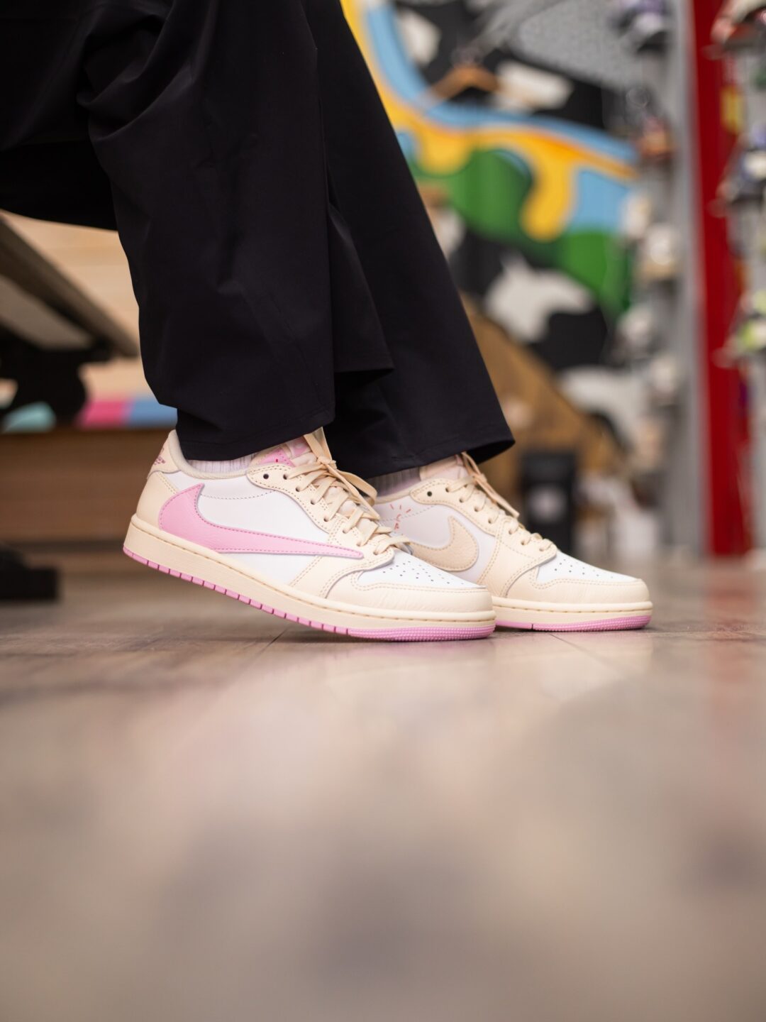 【2026年 5/29 発売予定】Travis Scott × NIKE AIR JORDAN 1 RETRO LOW OG SP “Sail/Shy Pink” (トラヴィス・スコット ナイキ エア ジョーダン 1 ロー “セイル/スカイピンク”) [IQ7604-100/IQ7604-101]