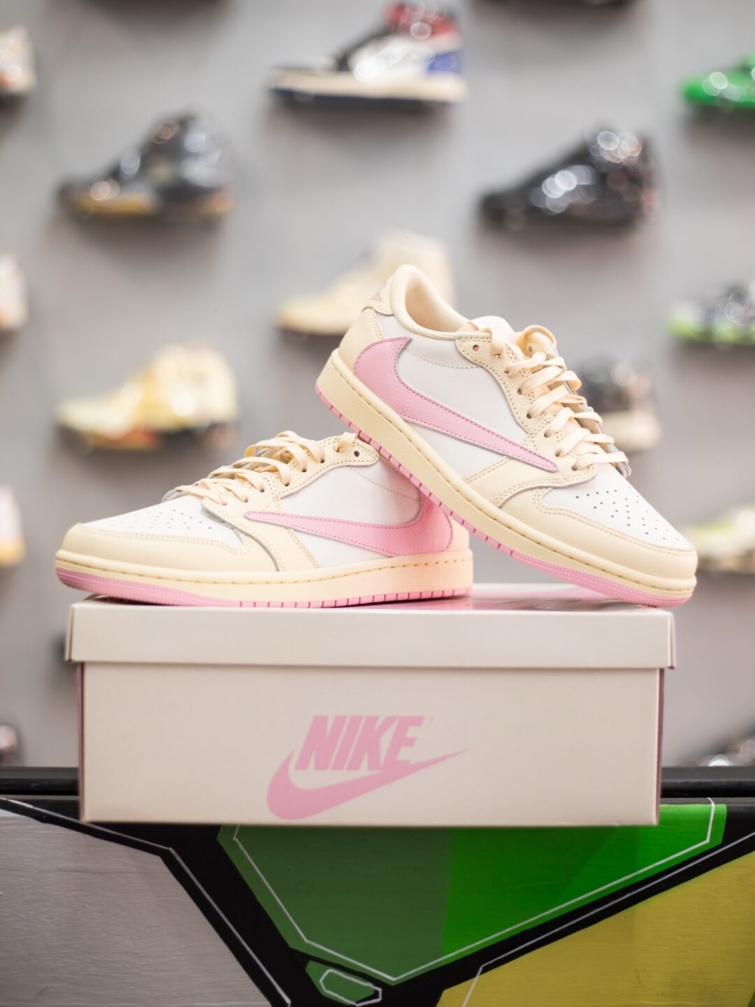 【2026年 5/29 発売予定】Travis Scott × NIKE AIR JORDAN 1 RETRO LOW OG SP “Sail/Shy Pink” (トラヴィス・スコット ナイキ エア ジョーダン 1 ロー “セイル/スカイピンク”) [IQ7604-100/IQ7604-101]