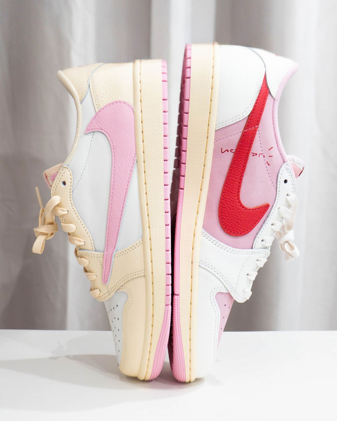【2026年 5/29 発売予定】Travis Scott × NIKE AIR JORDAN 1 RETRO LOW OG SP “Sail/Shy Pink” (トラヴィス・スコット ナイキ エア ジョーダン 1 ロー “セイル/スカイピンク”) [IQ7604-100/IQ7604-101]