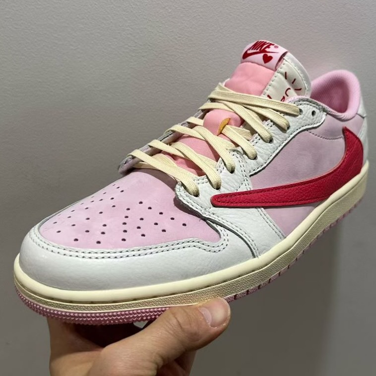 【2026年 5/22 発売予定】Travis Scott × NIKE AIR JORDAN 1 RETRO LOW OG SP “Sail/Shy Pink” (トラヴィス・スコット ナイキ エア ジョーダン 1 ロー “セイル/スカイピンク”) [IQ7604-100/IQ7604-101]