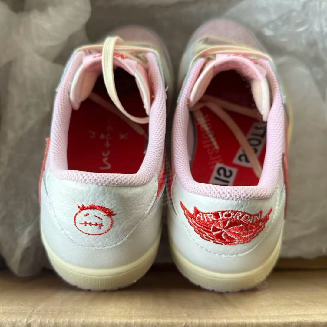 【2026年 5/22 発売予定】Travis Scott × NIKE AIR JORDAN 1 RETRO LOW OG SP “Sail/Shy Pink” (トラヴィス・スコット ナイキ エア ジョーダン 1 ロー “セイル/スカイピンク”) [IQ7604-100/IQ7604-101]