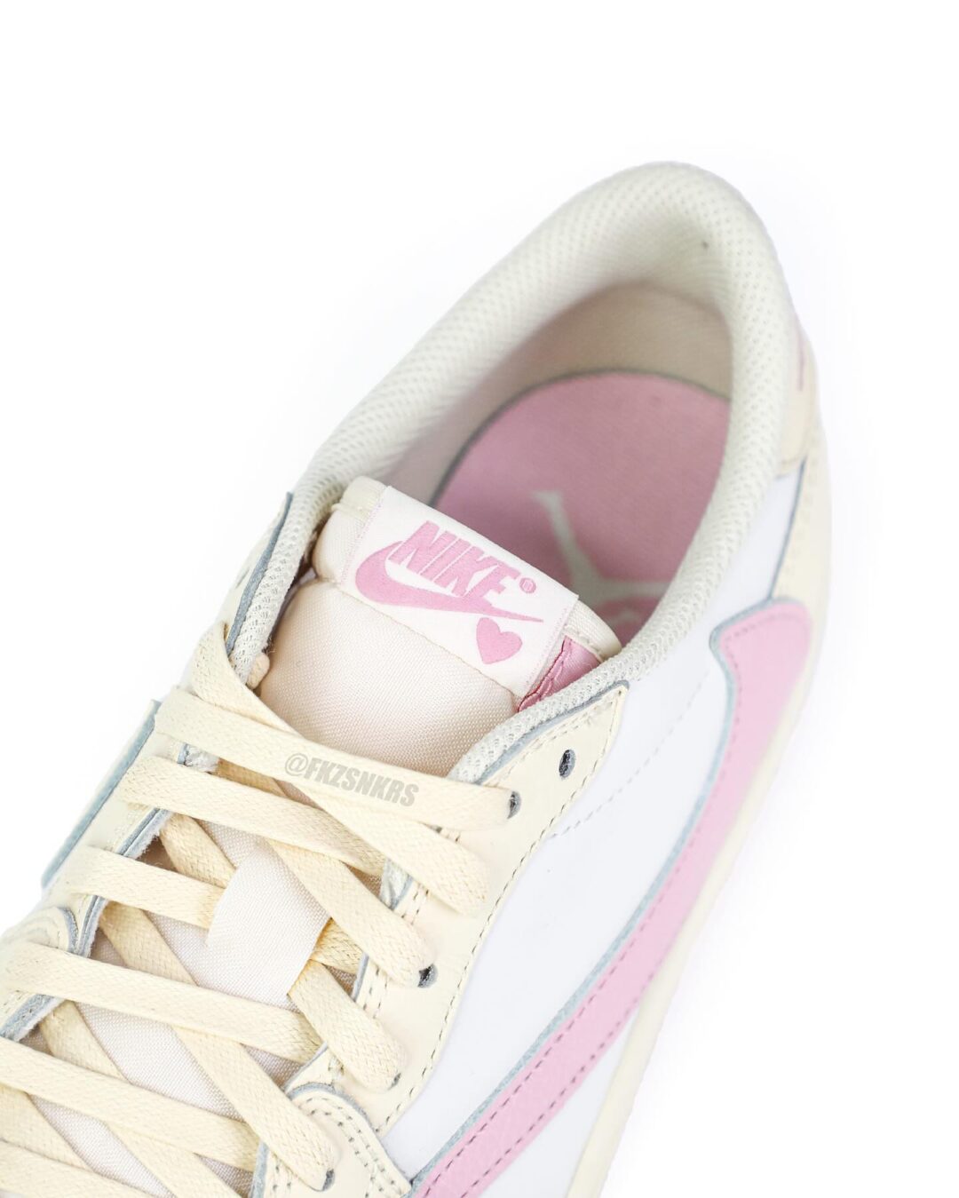 【2026年 5/22 発売予定】Travis Scott × NIKE AIR JORDAN 1 RETRO LOW OG SP “Sail/Shy Pink” (トラヴィス・スコット ナイキ エア ジョーダン 1 ロー “セイル/スカイピンク”) [IQ7604-100/IQ7604-101]