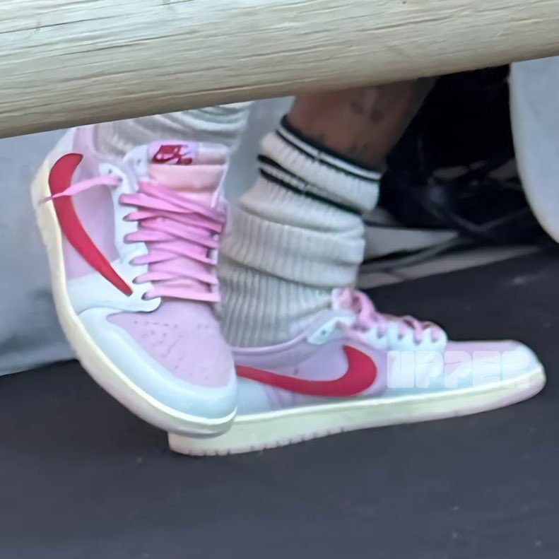 【2026年 夏 発売予定】Travis Scott × NIKE AIR JORDAN 1 RETRO LOW OG SP “Sail/Shy Pink” (トラヴィス・スコット ナイキ エア ジョーダン 1 ロー “セイル/スカイピンク”) [IQ7604-100/IQ7604-101]